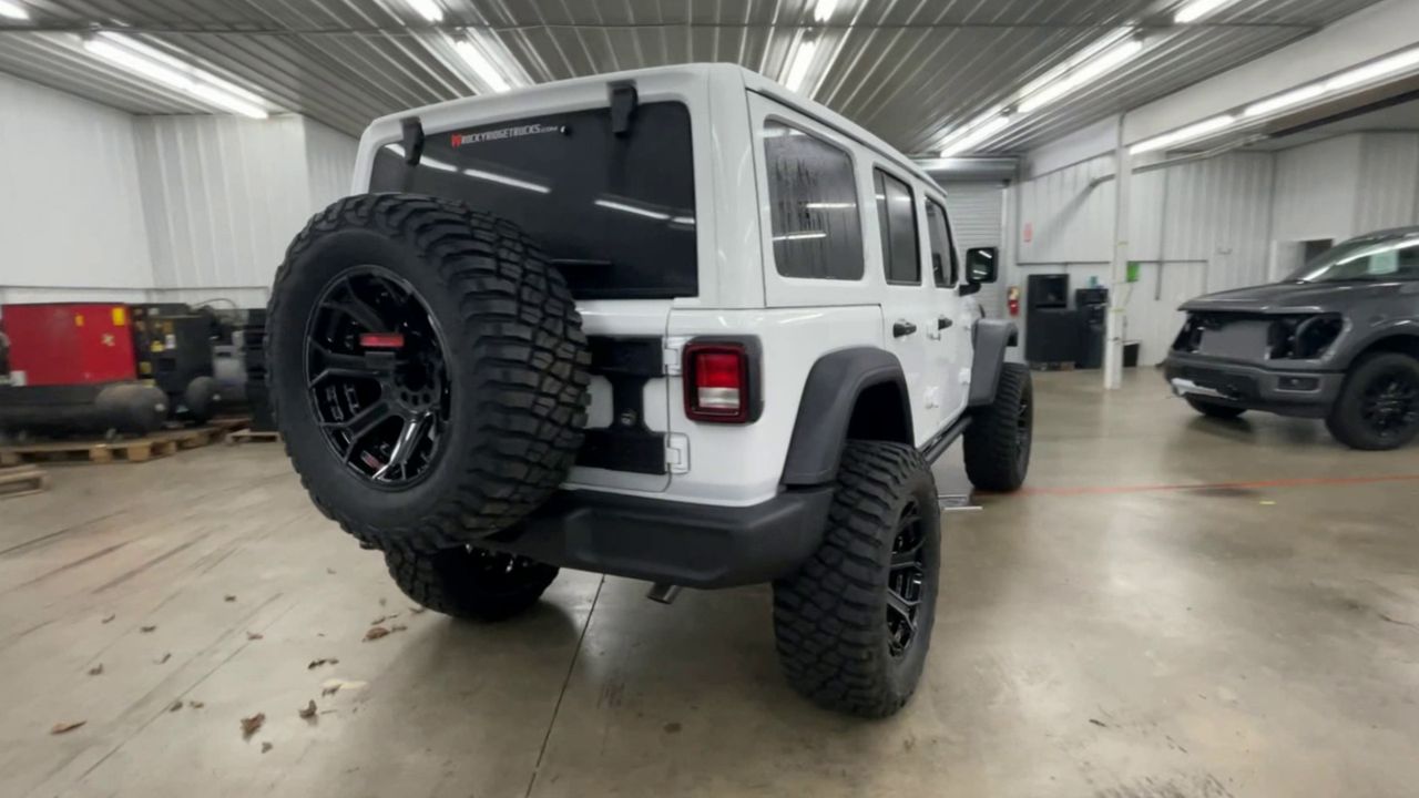 Vehicle Image 8