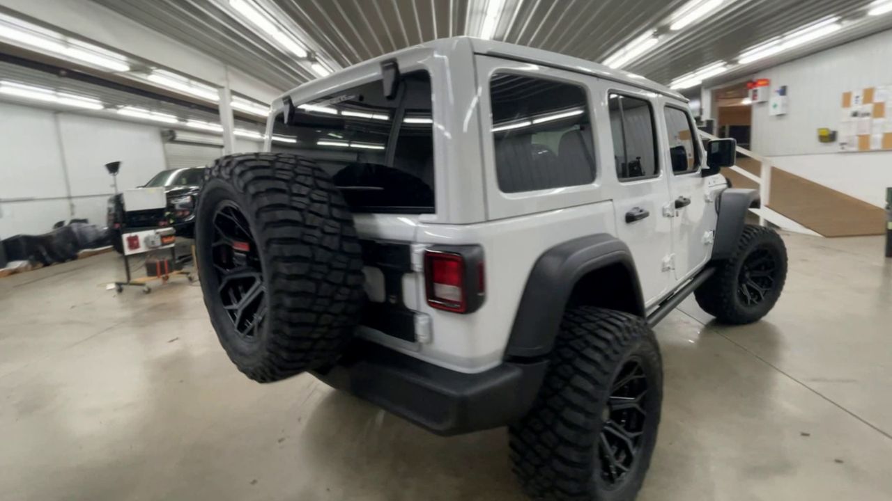 Vehicle Image 8