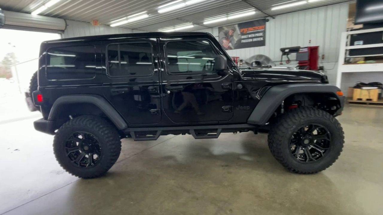 Vehicle Image 9
