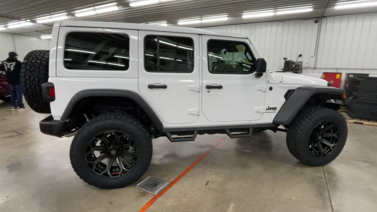 Vehicle Image 9
