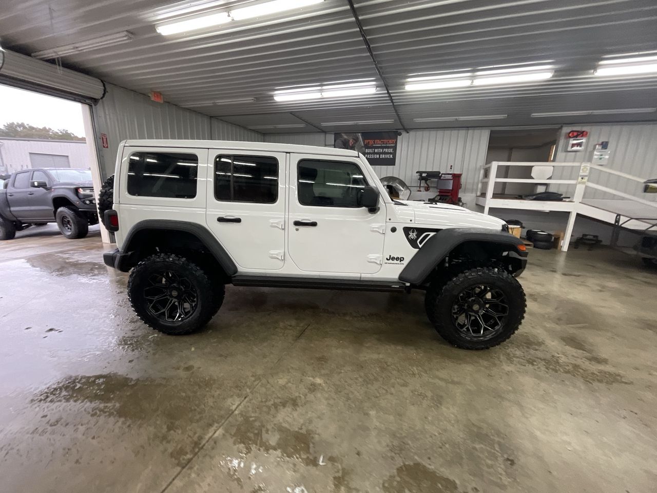 Vehicle Image 9