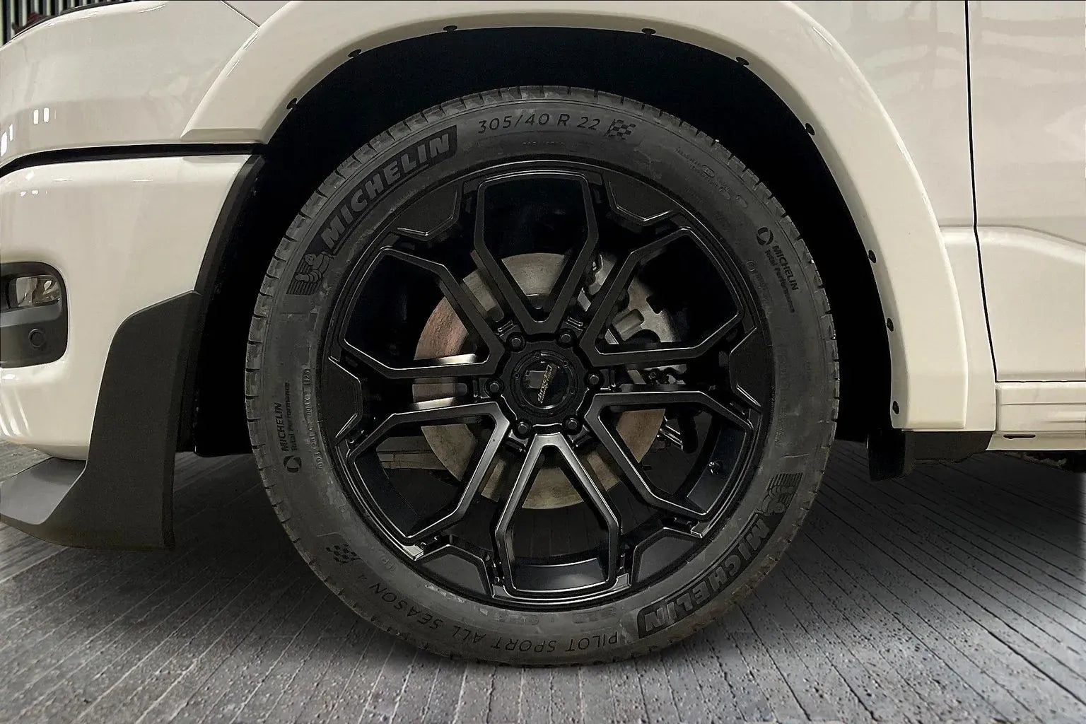 Vehicle Image 6
