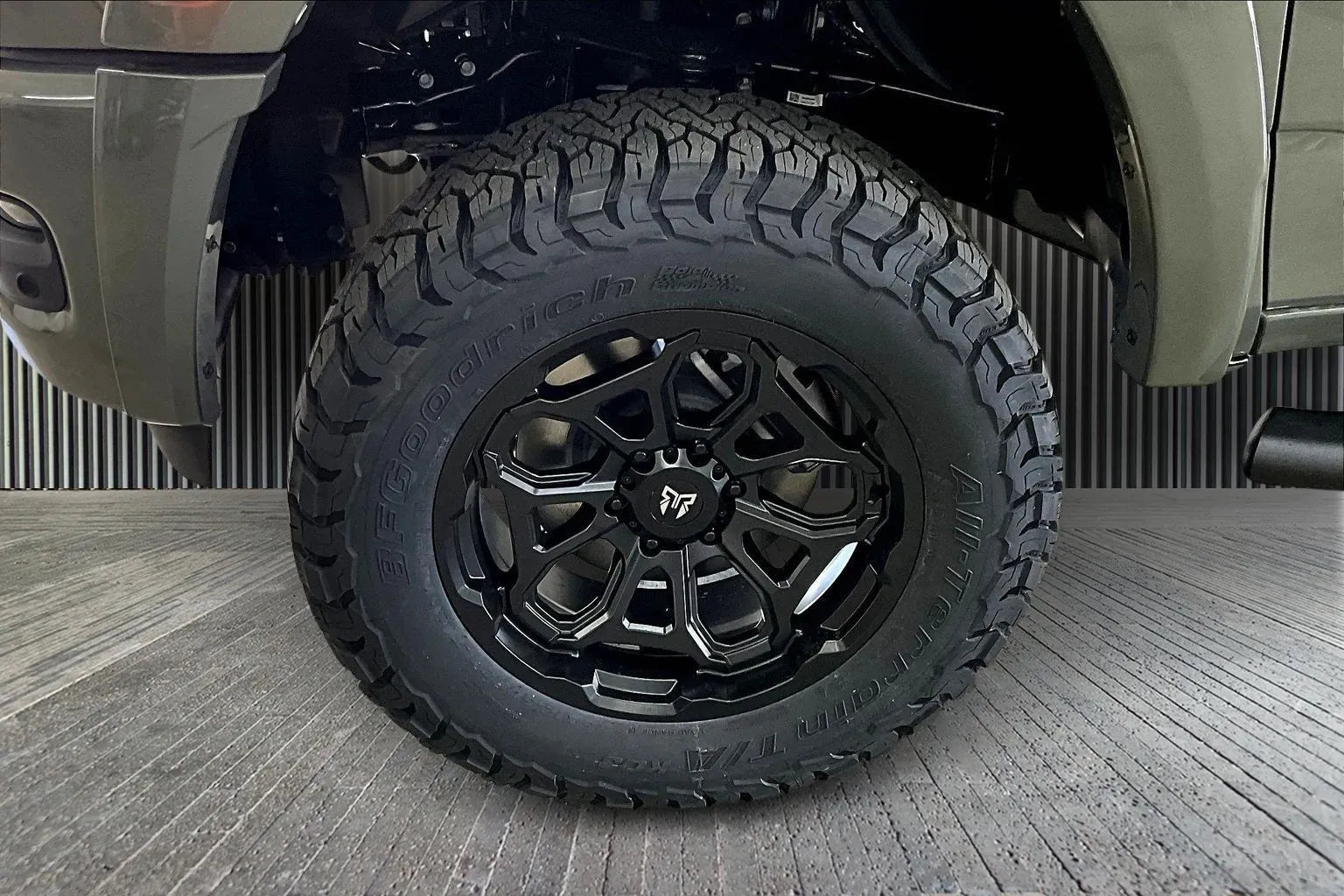 Vehicle Image 6