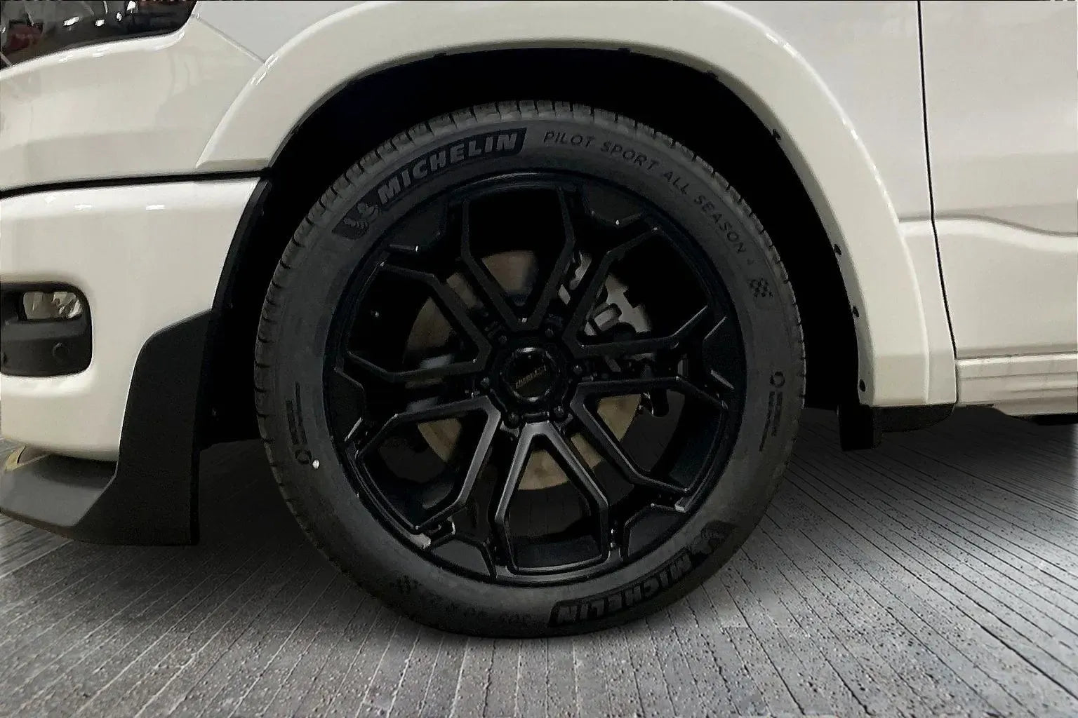 Vehicle Image 6