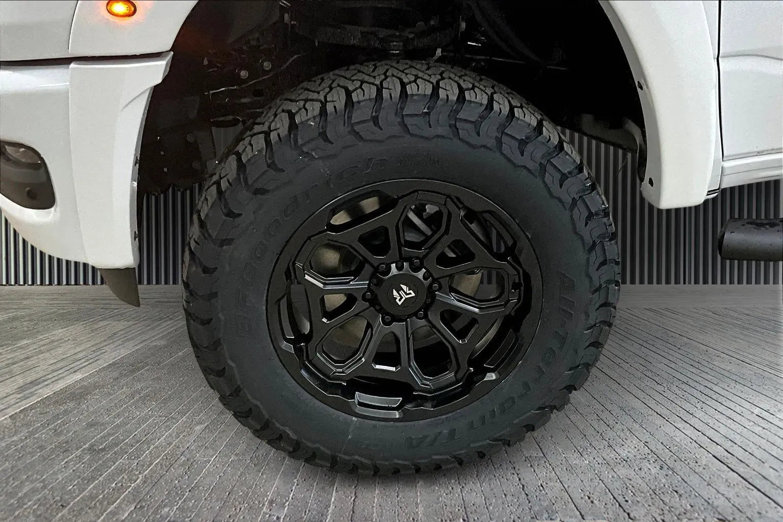 Vehicle Image 6
