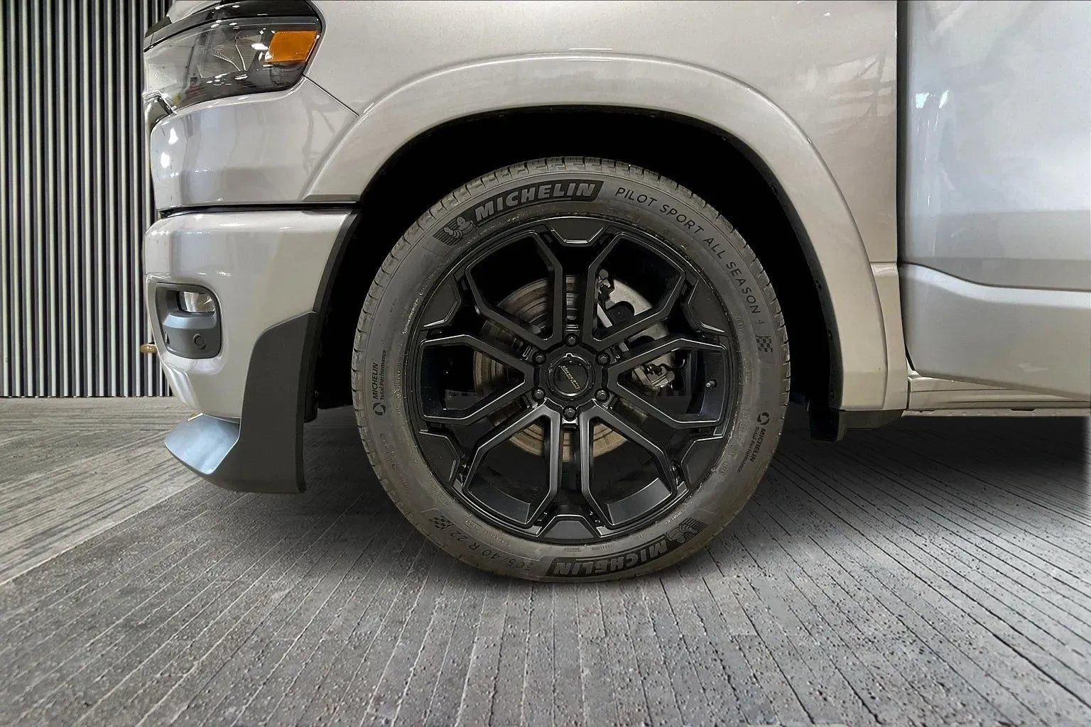 Vehicle Image 6
