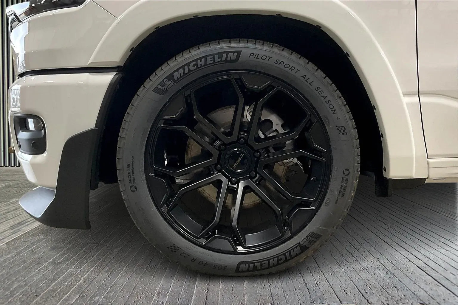 Vehicle Image 6