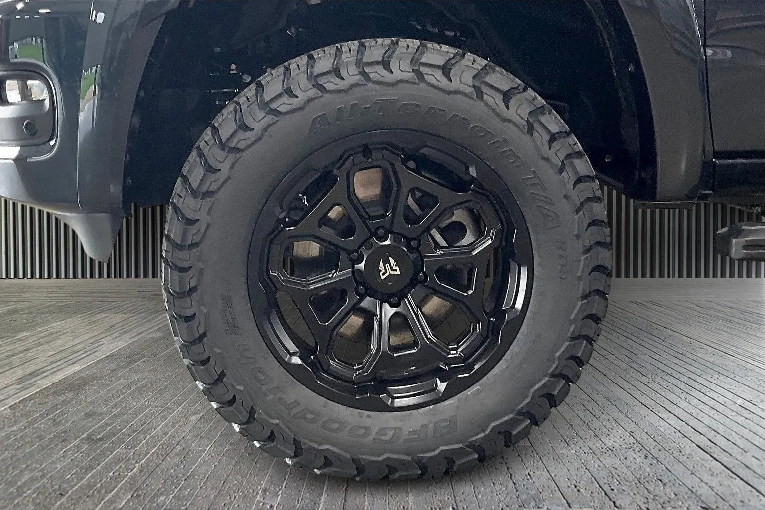 Vehicle Image 6