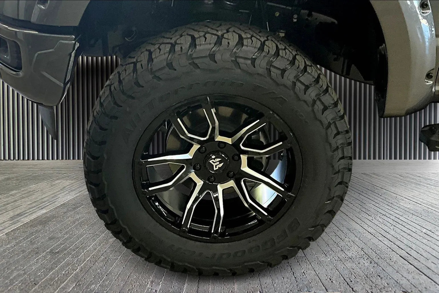 Vehicle Image 6