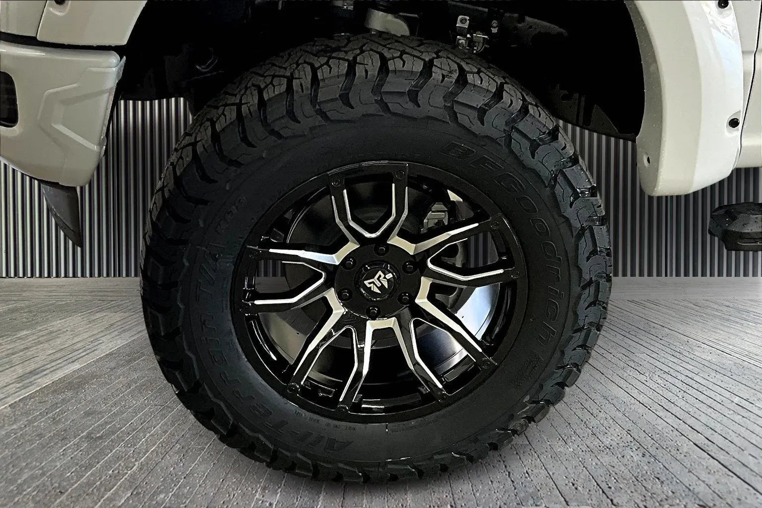 Vehicle Image 6