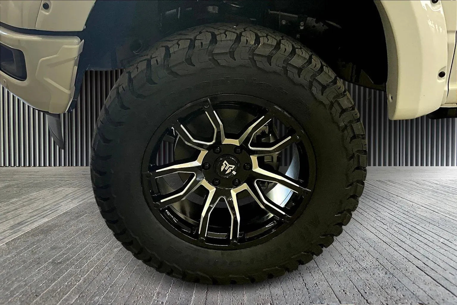 Vehicle Image 6