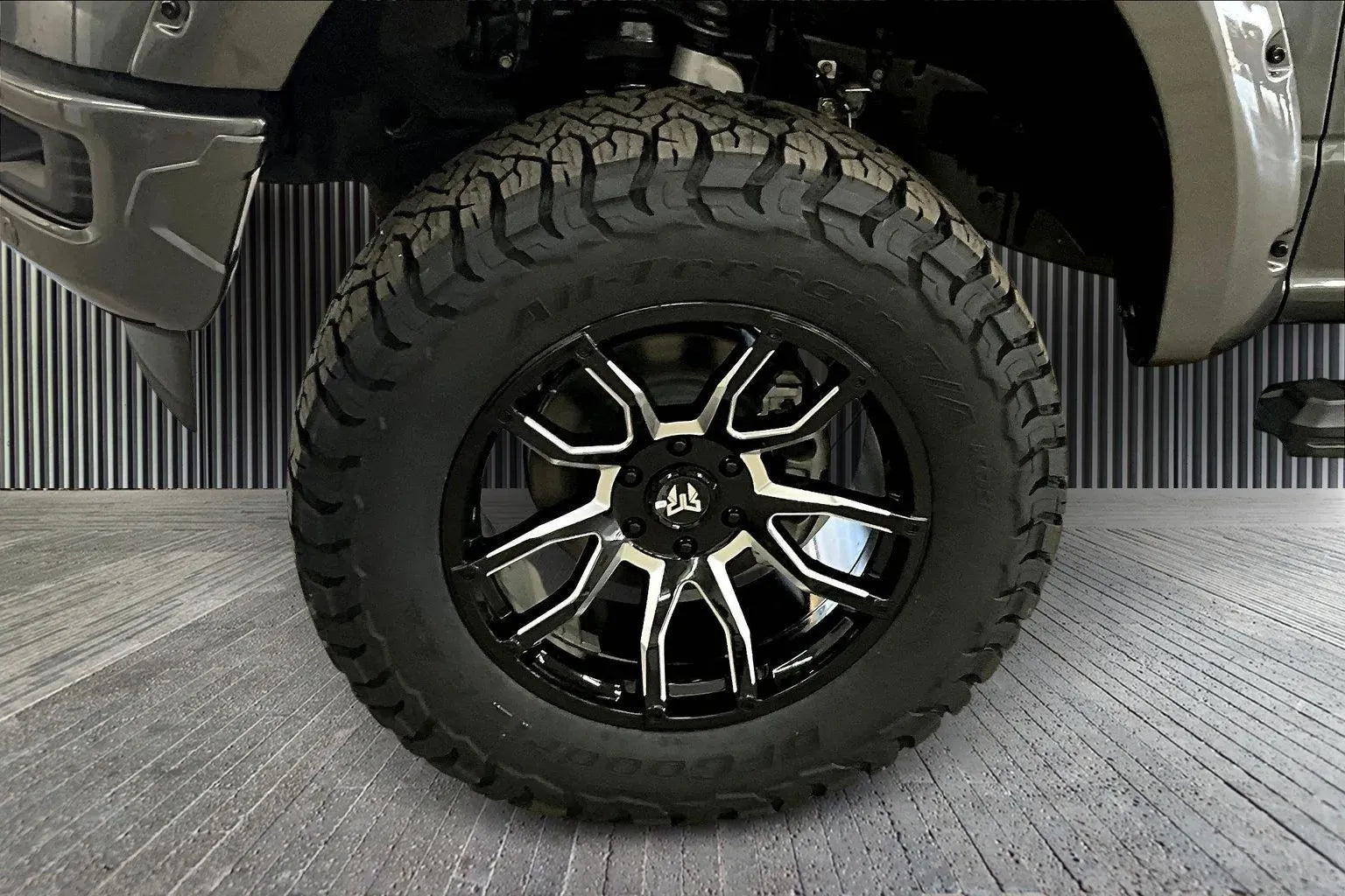 Vehicle Image 6