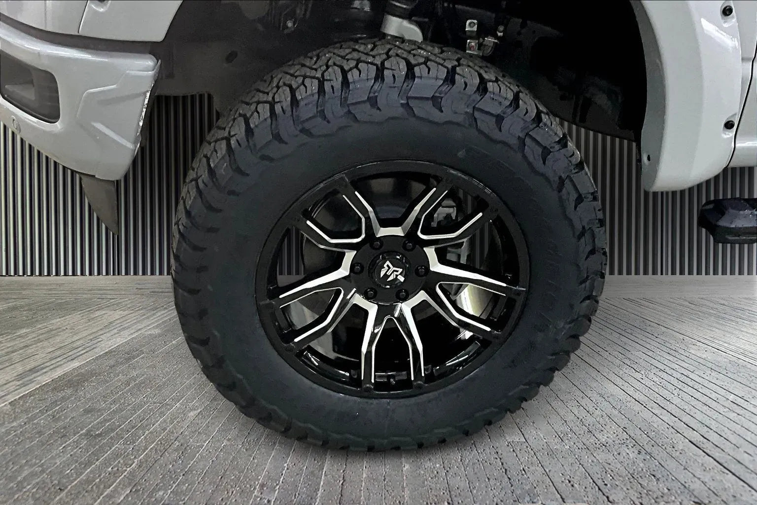 Vehicle Image 6