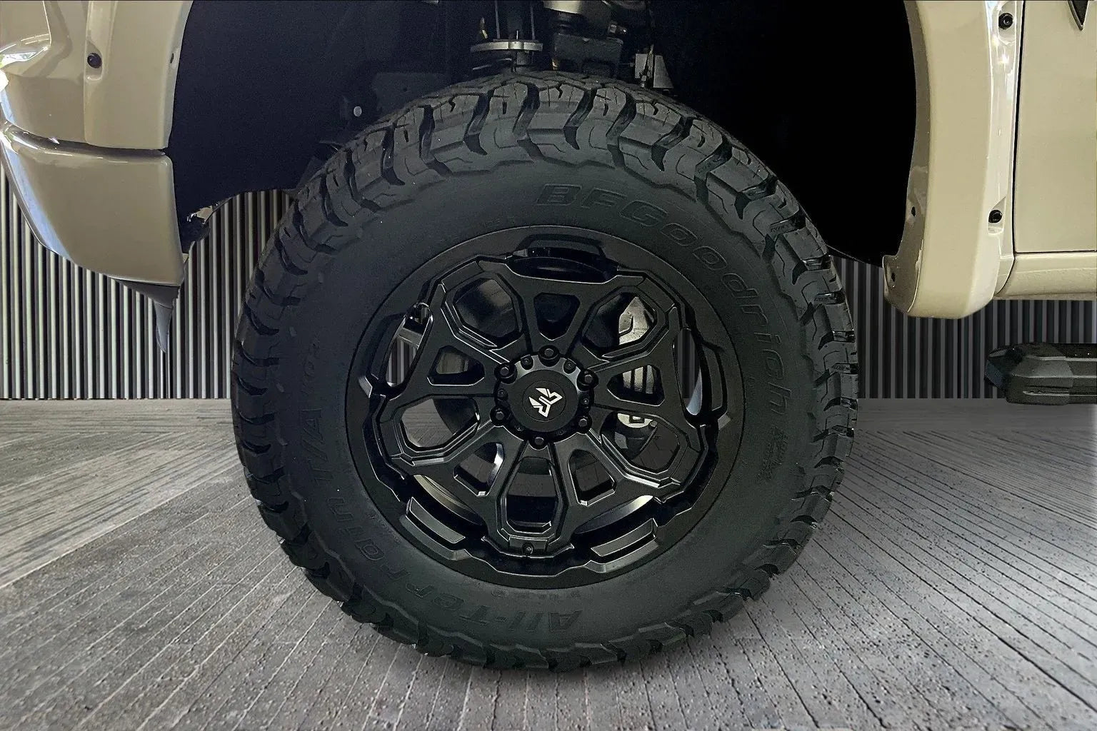 Vehicle Image 6